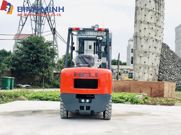 Xe Nâng Hàng 3.5 Tấn Nhìn Từ Phía Sau