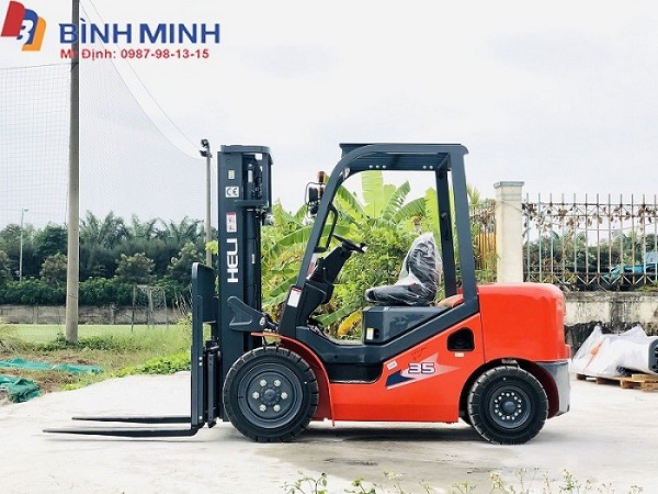 Xe Nâng Hàng 3.5 Tấn Nhìn Từ Phía Trước