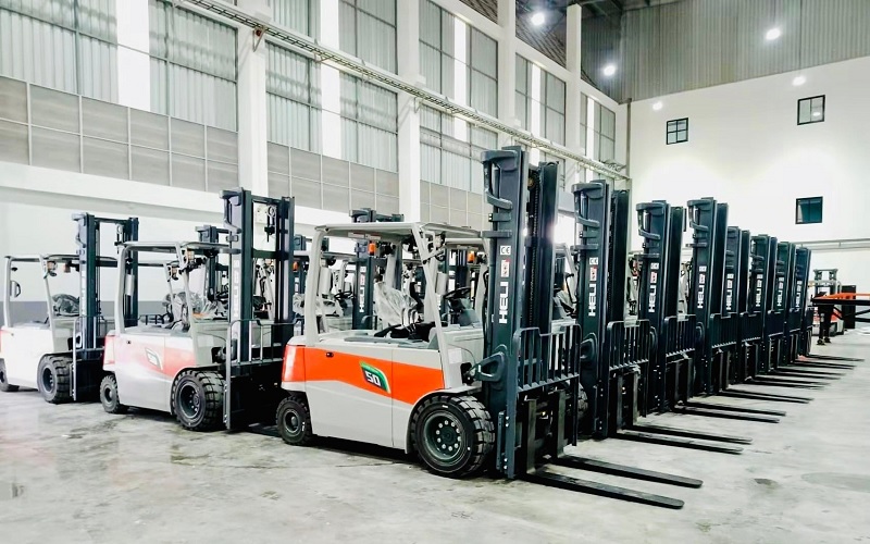 5 ton lithium electric forklift displayed at Binh Minh warehouse