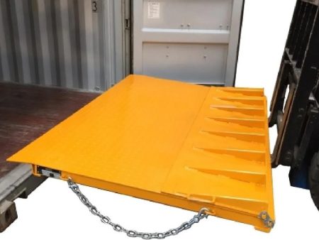 Di chuyển sàn dẫn container bằng xe nâng