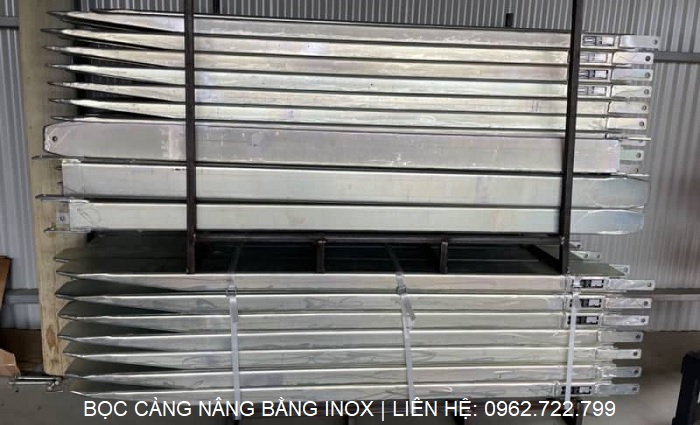 Bọc càng nâng bằng Inox lắp cho xe nâng Bọc càng nâng bằng Inox lắp cho xe nâng