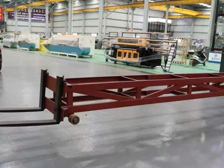 Càng nâng rút đẩy kiện hàng trong container